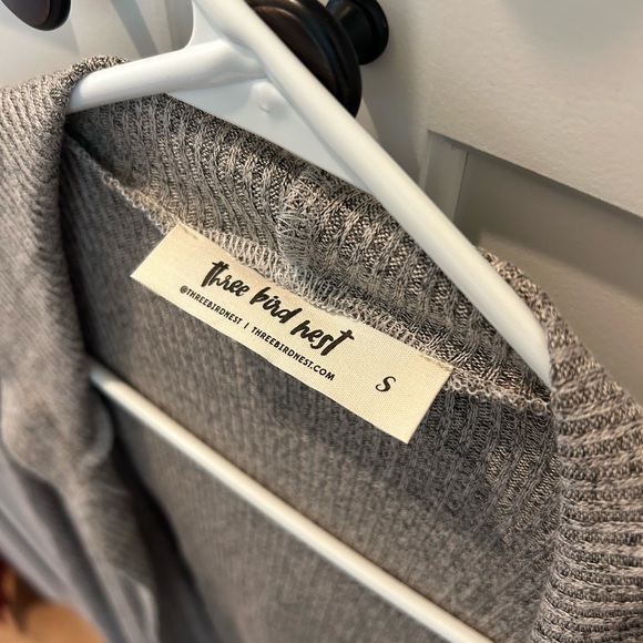 Three Bird Nest. Oversized Hooded Poncho. Greyish/light brown color. - Picture 4 of 4